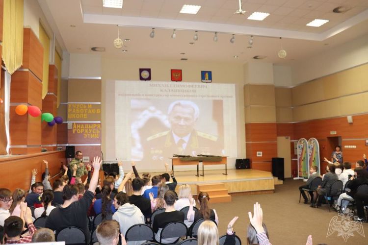 Накануне 100-летия со дня рождения Калашникова росгвардейцы провели Урок мужества