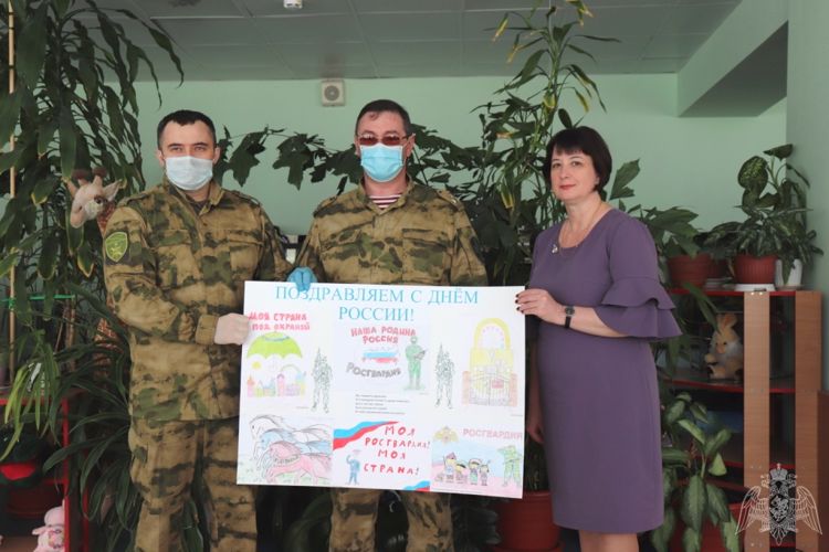 В преддверии дня России в рамках акции «Скажем спасибо» воспитанники детского садика «Золотой ключик» подготовили для Росгвардии творческий подарок