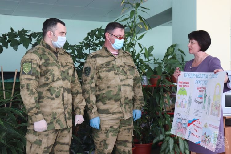 В преддверии дня России в рамках акции «Скажем спасибо» воспитанники детского садика «Золотой ключик» подготовили для Росгвардии творческий подарок