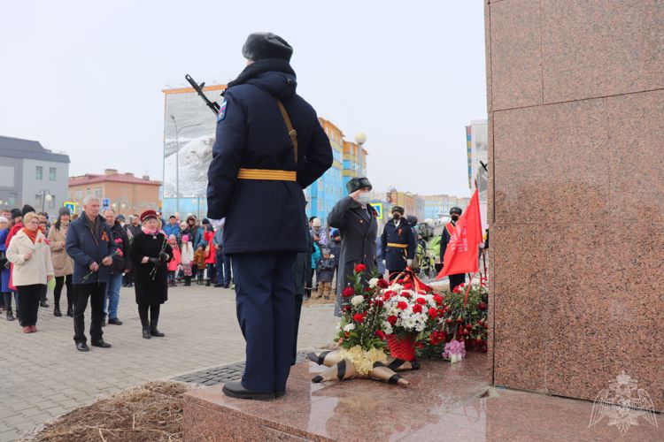 В Анадыре прошло торжественное возложение цветов к мемориалу "Чукотка-фронту"