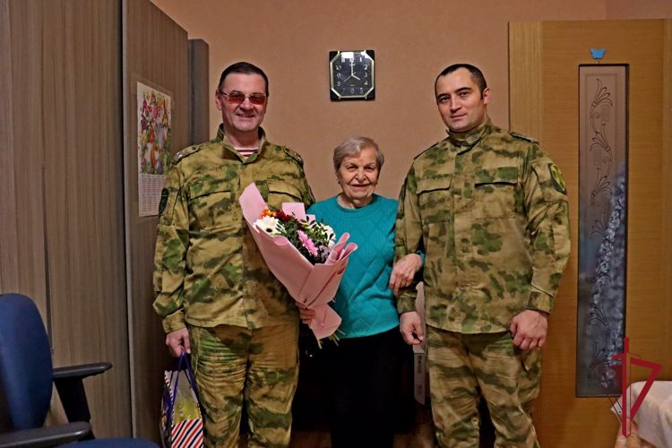 В Дни воинской славы чукотские росгвардейцы навестили ветерана Миланью Селиванову