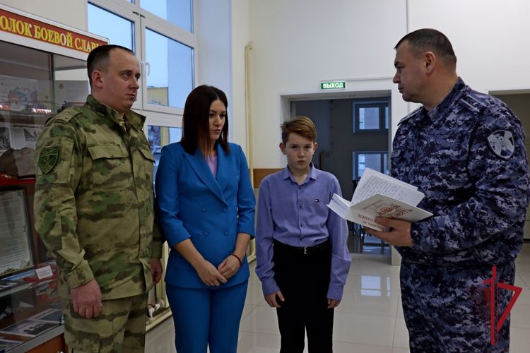 В Росгвардию Чукотки передали на постоянное хранение памятный экземпляр книги «Минувших лет живая память»