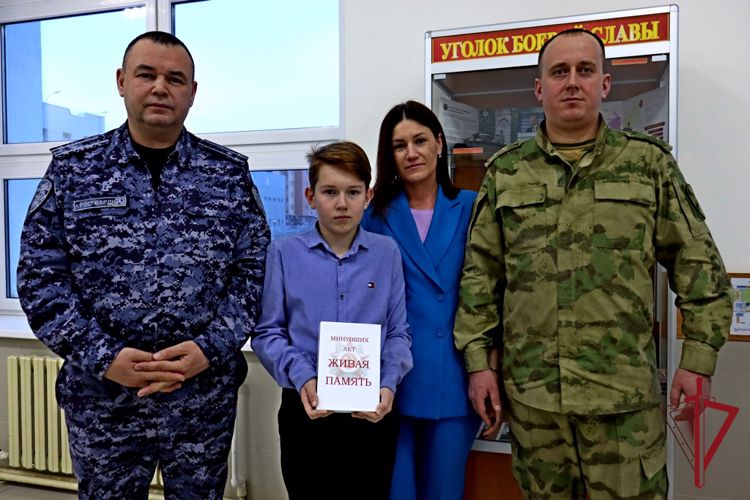 В Росгвардию Чукотки передали на постоянное хранение памятный экземпляр книги «Минувших лет живая память»