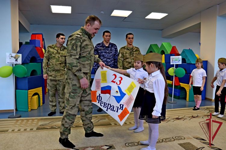 Строевой смотр прошел в анадырском детском саду «Золотой ключик» в рамках совместного проекта с Росгвардией