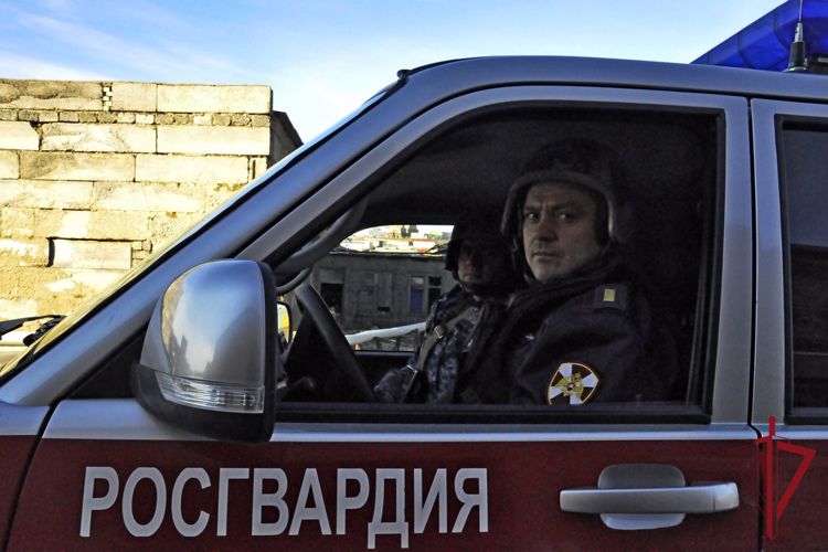 В Анадыре доставленный росгвардейцами в полицию гражданин оказался в розыске по подозрению в краже 