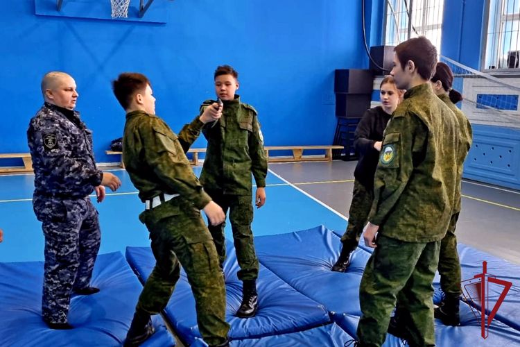 В Певеке росгвардейцы провели мастер-класс по рукопашному бою для зарничников