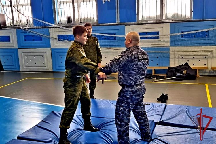В Певеке росгвардейцы провели мастер-класс по рукопашному бою для зарничников
