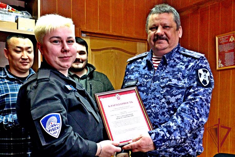 В Анадыре росгвардейцы вручили благодарности  лучшим сотрудникам ЧОП