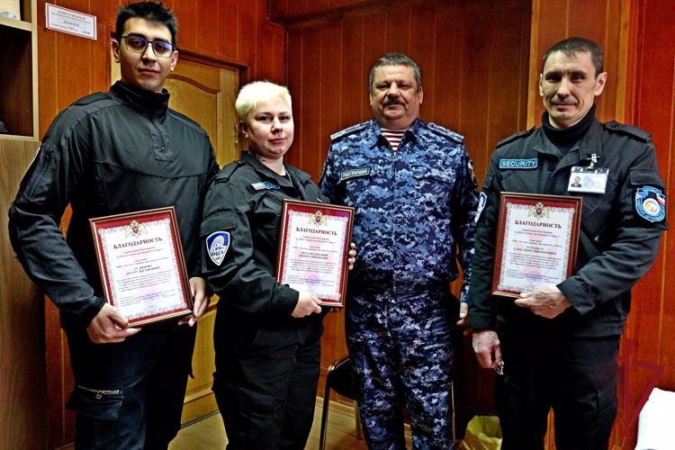 В Анадыре росгвардейцы вручили благодарности  лучшим сотрудникам ЧОП