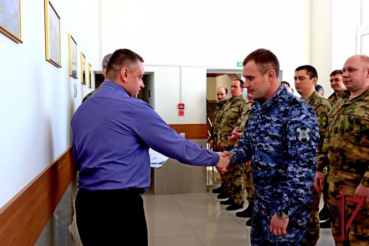 На Чукотке росгвардейцев наградили за подготовку лучших зарничников