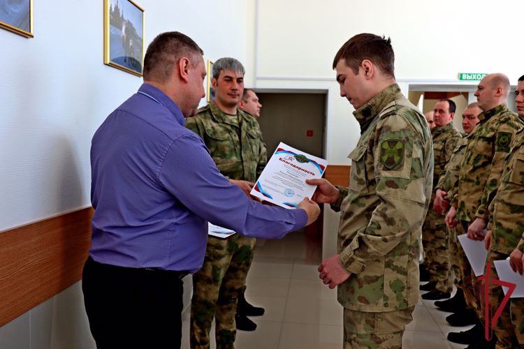 На Чукотке росгвардейцев наградили за подготовку лучших зарничников
