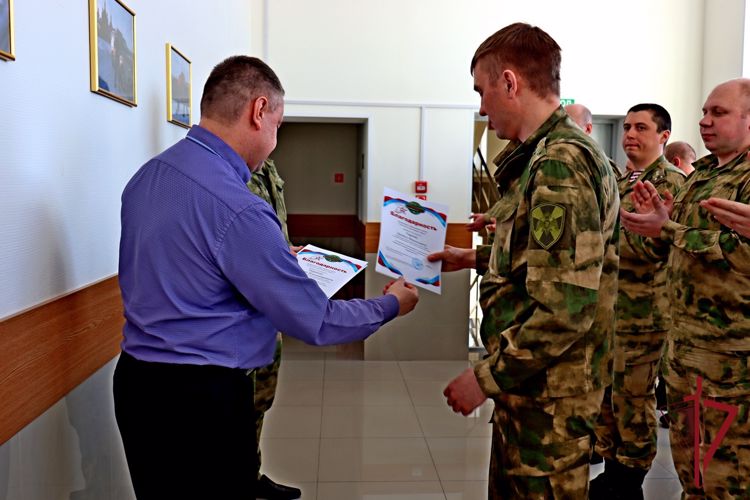 На Чукотке росгвардейцев наградили за подготовку лучших зарничников