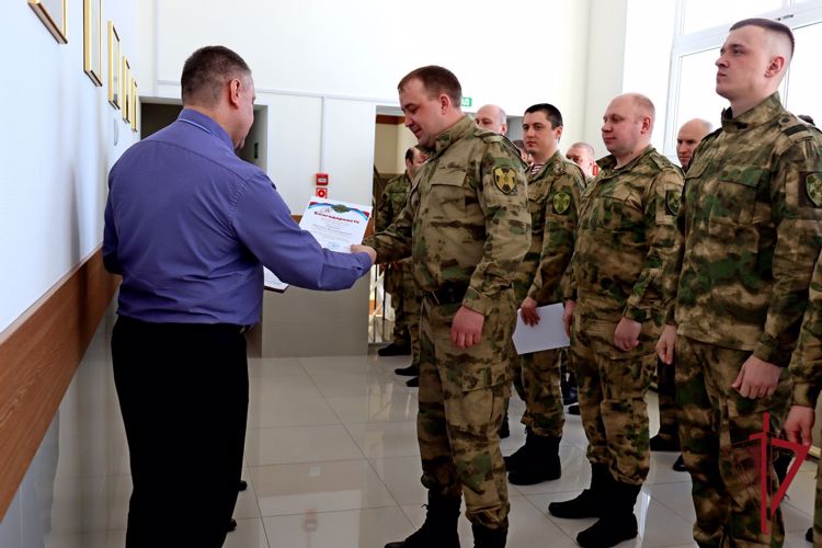 На Чукотке росгвардейцев наградили за подготовку лучших зарничников