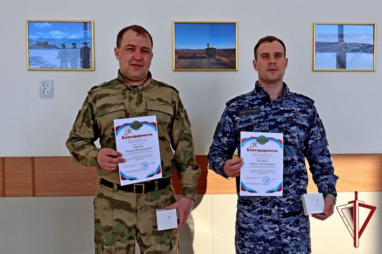На Чукотке росгвардейцев наградили за подготовку лучших зарничников