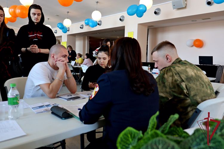 На Чукотке Росгвардия приняла участие во Всероссийской ярмарке вакансий  