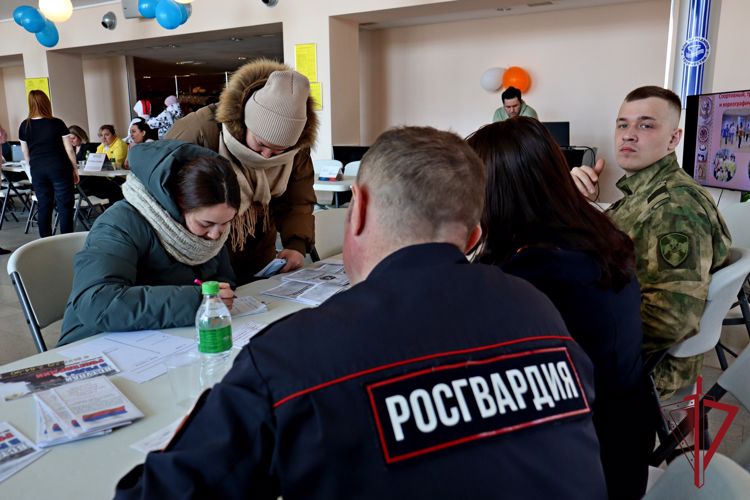 На Чукотке Росгвардия приняла участие во Всероссийской ярмарке вакансий  