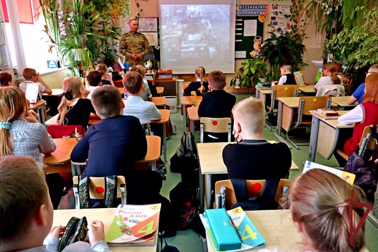 Росгвардейцы провели в школе Анадыря инфоурок "Чернобыль - зона памяти"