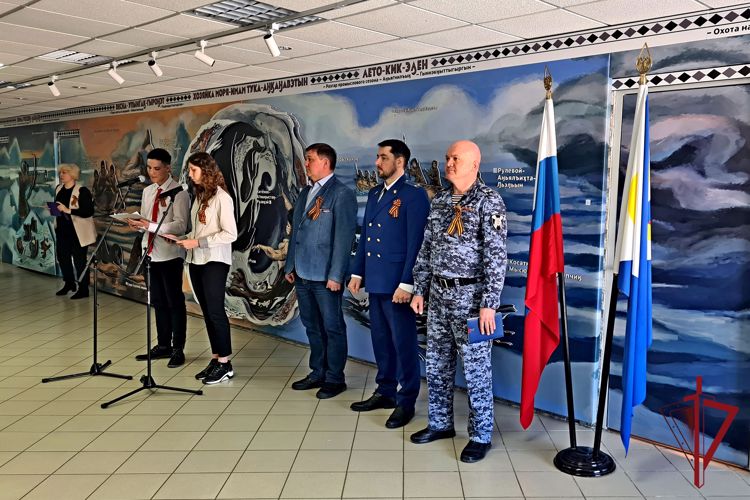 В Анадыре росгвардейцы вручили студентам ЧМК георгиевские ленты