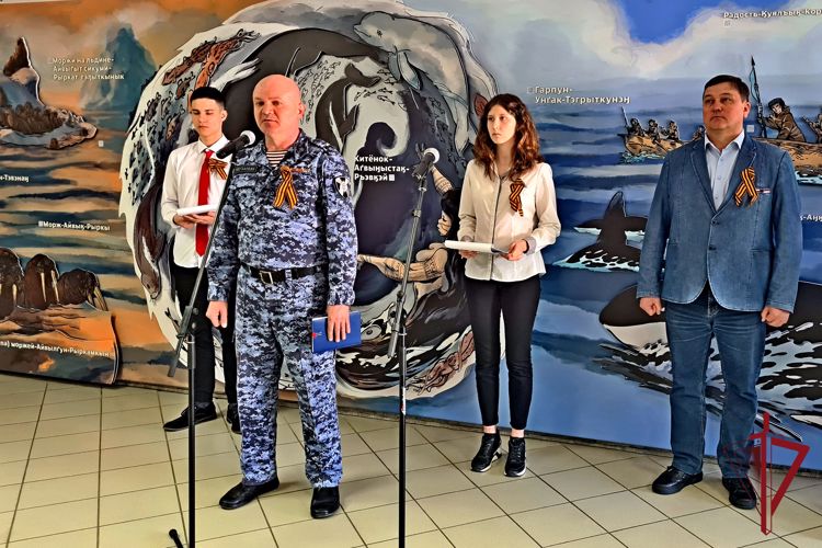 В Анадыре росгвардейцы вручили студентам ЧМК георгиевские ленты