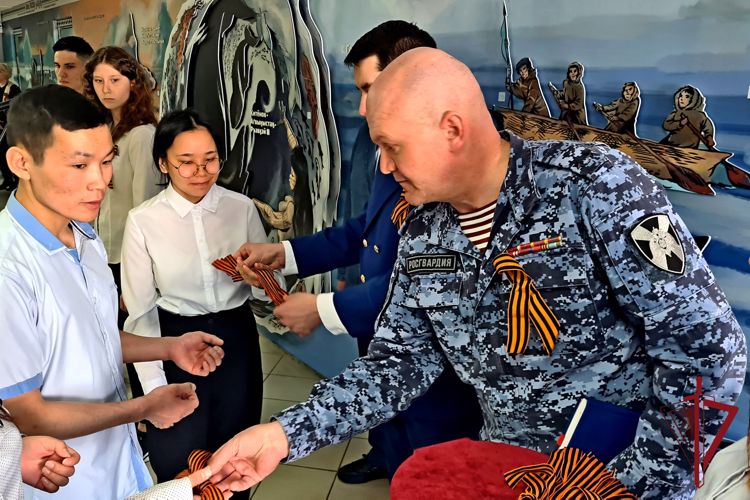 В Анадыре росгвардейцы вручили студентам ЧМК георгиевские ленты