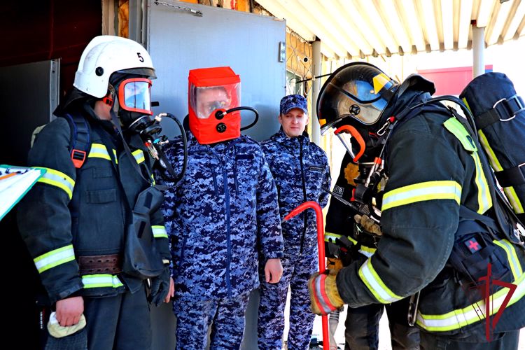 В Анадыре росгвардейцы и пожарные провели совместные тактические тренировки 
