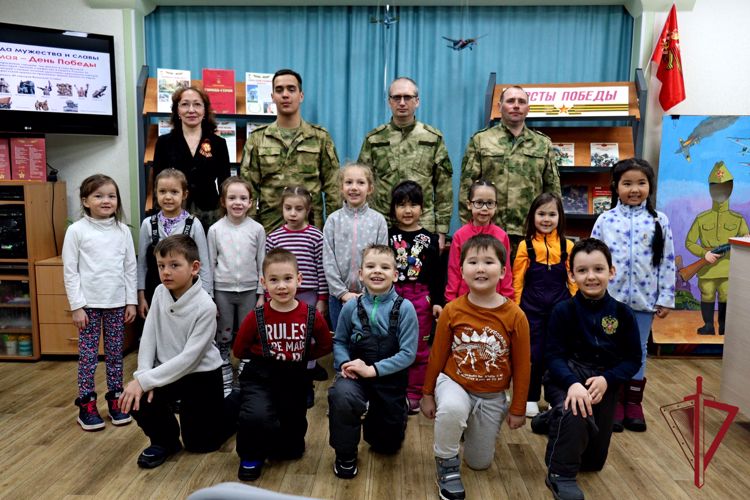 В Анадыре патриотический час объединил росгвардейцев и дошкольников