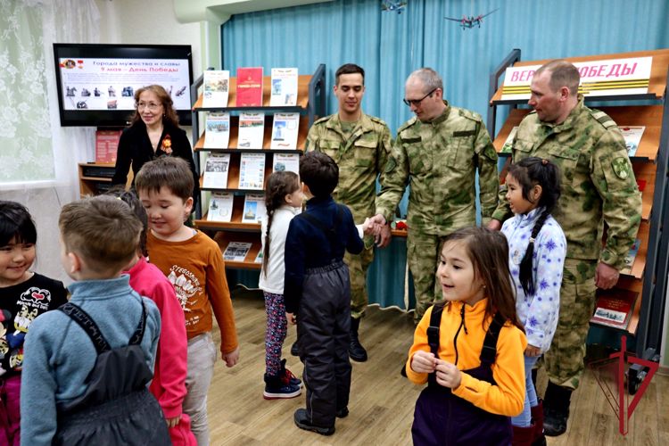 В Анадыре патриотический час объединил росгвардейцев и дошкольников