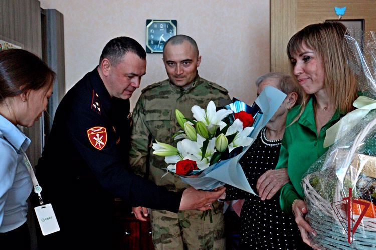 Руководство Росгвардии Чукотки поздравило ветерана с Днем Победы