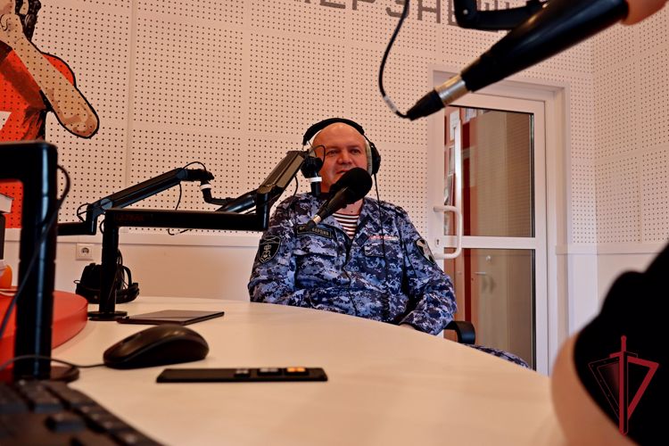 На Чукотке росгвардейцы стали гостями прямого эфира "Радио Пурга"