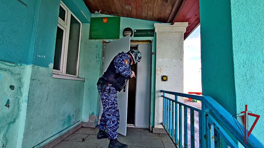 Анадырские росгвардейцы проверили готовность пришкольного лагеря к летнему сезону