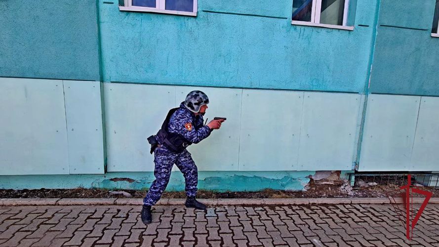 Анадырские росгвардейцы проверили готовность пришкольного лагеря к летнему сезону  