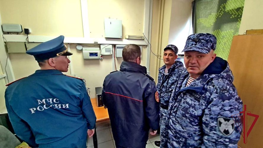Анадырские росгвардейцы проверили готовность пришкольного лагеря к летнему сезону  