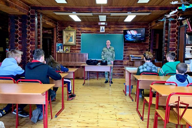 В Анадыре росгвардейцы завершили цикл занятий в военно-патриотическом клубе 