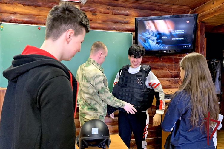 В Анадыре росгвардейцы завершили цикл занятий в военно-патриотическом клубе 