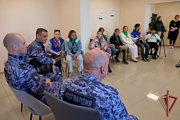 В Анадыре росгвардейцы - ветераны боевых действий встретились с детьми