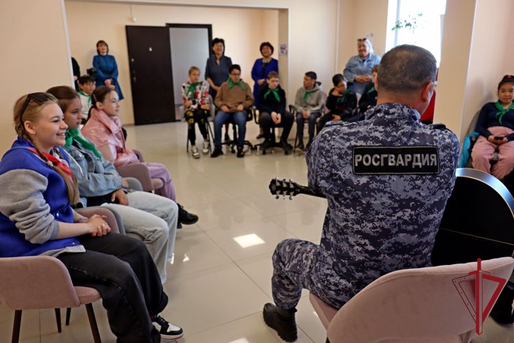 В Анадыре росгвардейцы - ветераны боевых действий встретились с детьми
