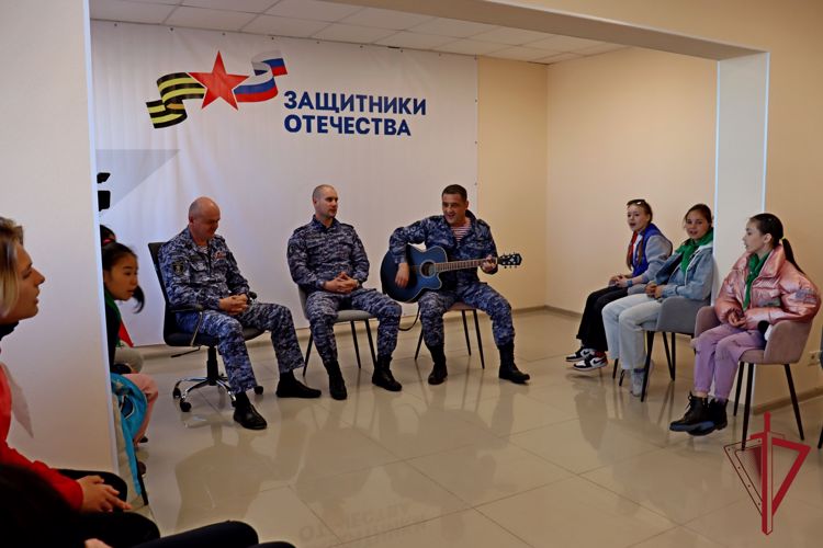 В Анадыре росгвардейцы - ветераны боевых действий встретились с детьми
