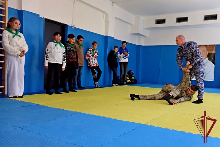 В Анадыре росгвардейцы - ветераны боевых действий встретились с детьми