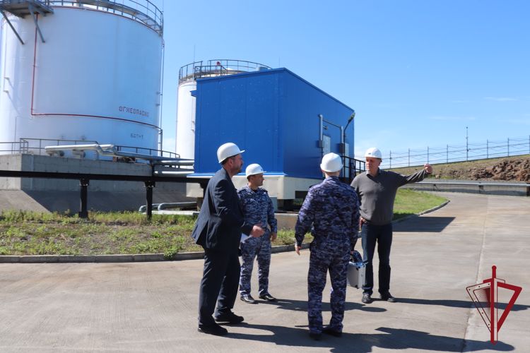 На Чукотке росгвардейцы проверяют уровень защищенности объектов ТЭК