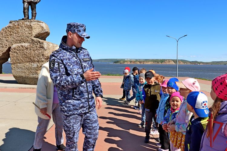 В Анадыре росгвардейцы провели для детей зарядку на свежем воздухе