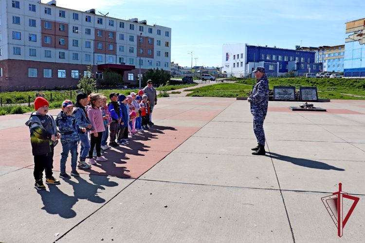 В Анадыре росгвардейцы провели для детей зарядку на свежем воздухе