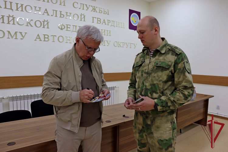 На Чукотке с росгвардейцами встретился легендарный Вячеслав Фетисов