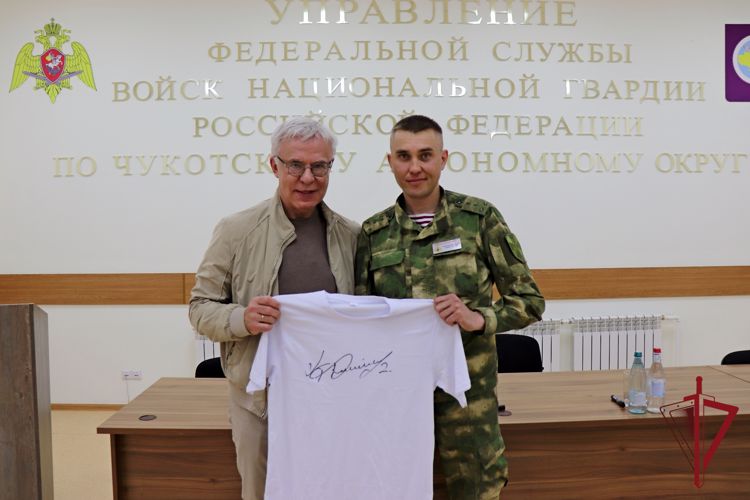 На Чукотке с росгвардейцами встретился легендарный Вячеслав Фетисов
