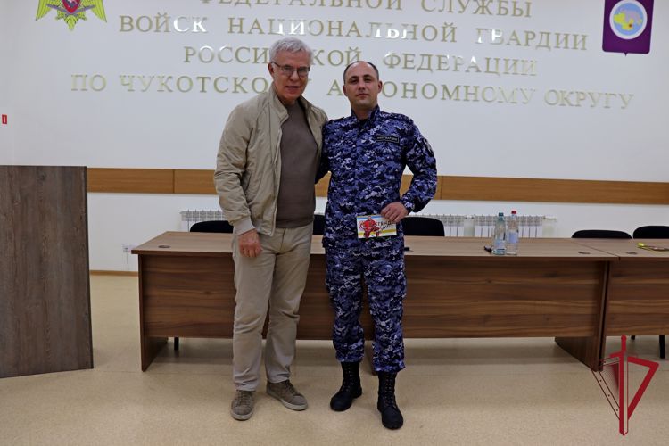 На Чукотке с росгвардейцами встретился легендарный Вячеслав Фетисов