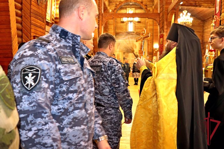 В Анадыре росгвардейцы почтили память небесного покровителя ведомства