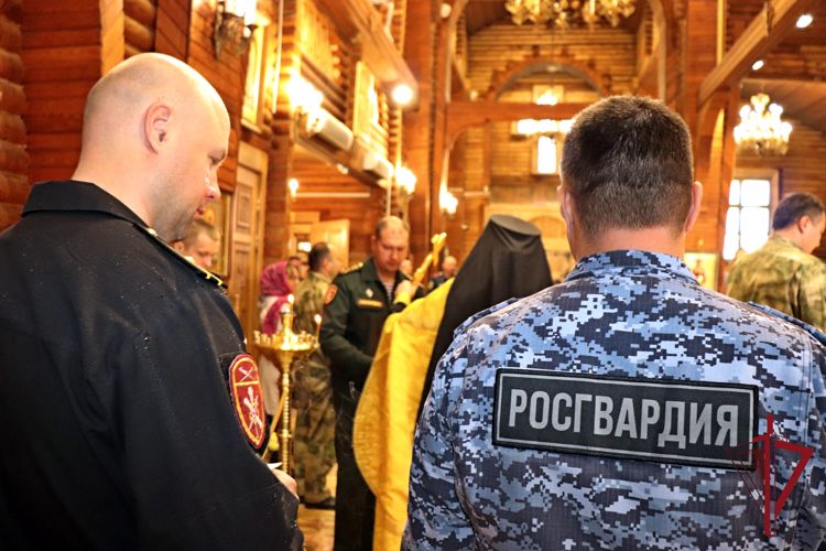 В Анадыре росгвардейцы почтили память небесного покровителя ведомства