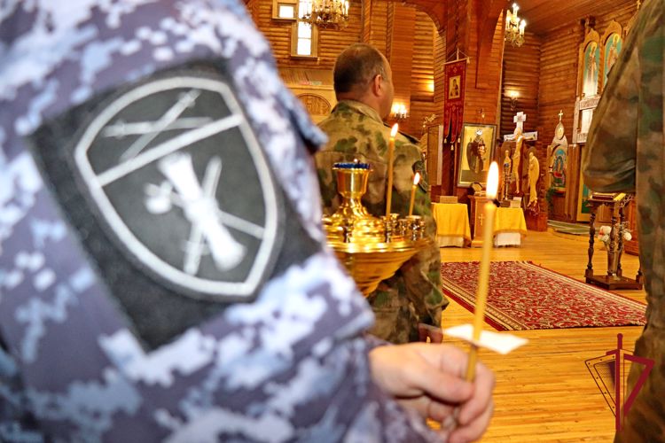 В Анадыре росгвардейцы почтили память небесного покровителя ведомства