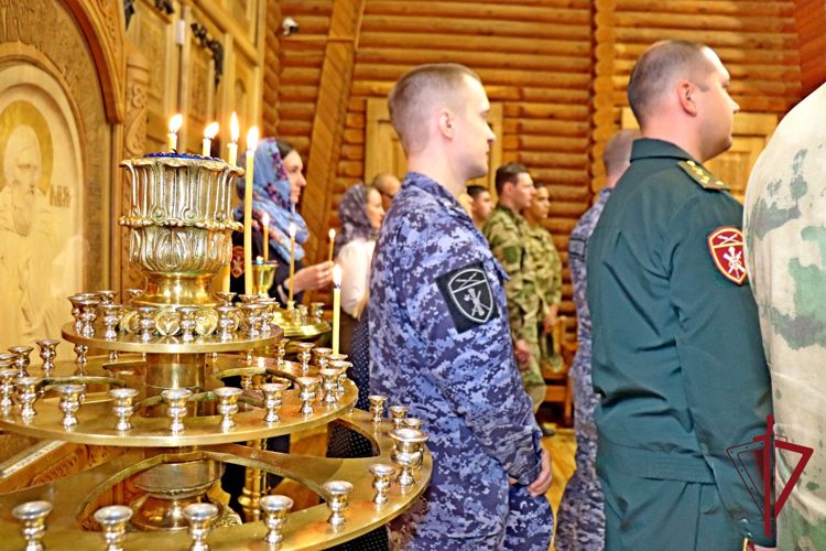 В Анадыре росгвардейцы почтили память небесного покровителя ведомства