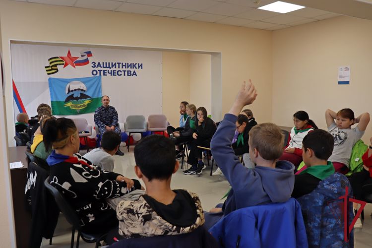 Патриотическую беседу с подростками провели росгвардейцы в Анадыре