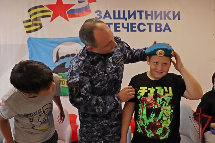 Патриотическую беседу с подростками провели росгвардейцы в Анадыре